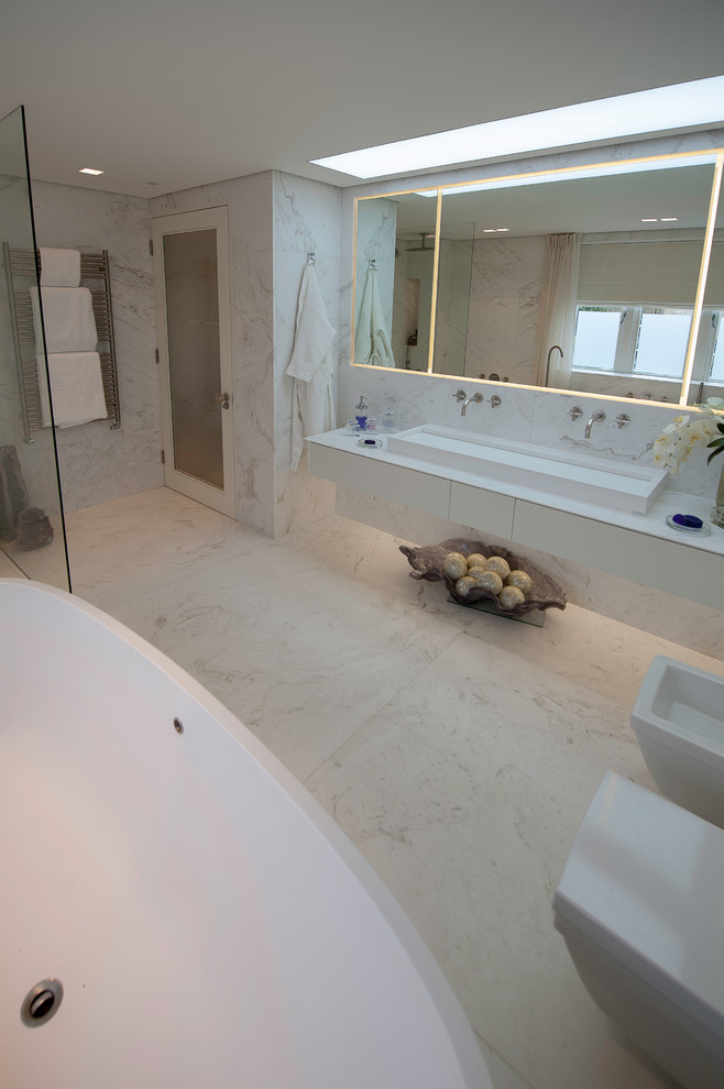 Ispirazione per una stanza da bagno con doccia aperta, lastra di pietra, pavimento in marmo e top in marmo