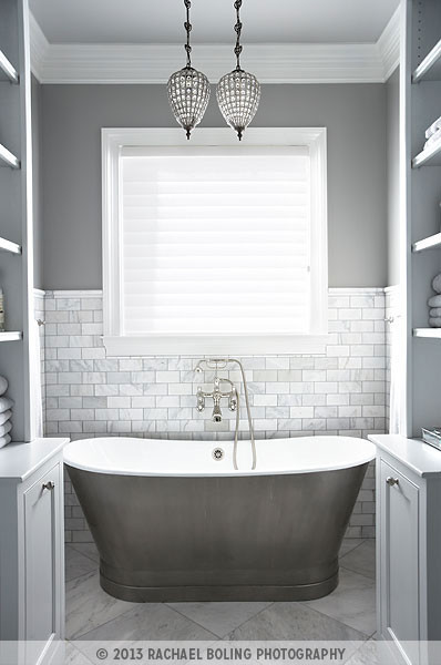 Foto de cuarto de baño principal rústico grande con armarios estilo shaker, puertas de armario blancas, bañera exenta, baldosas y/o azulejos grises, baldosas y/o azulejos de cemento y paredes grises