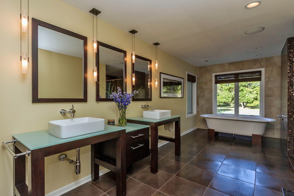 Пример оригинального дизайна: ванная комната в современном стиле с отдельно стоящей ванной, настольной раковиной и зеленой столешницей