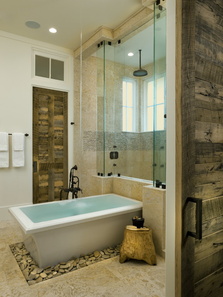 Diseño de cuarto de baño costero con bañera exenta y ventanas