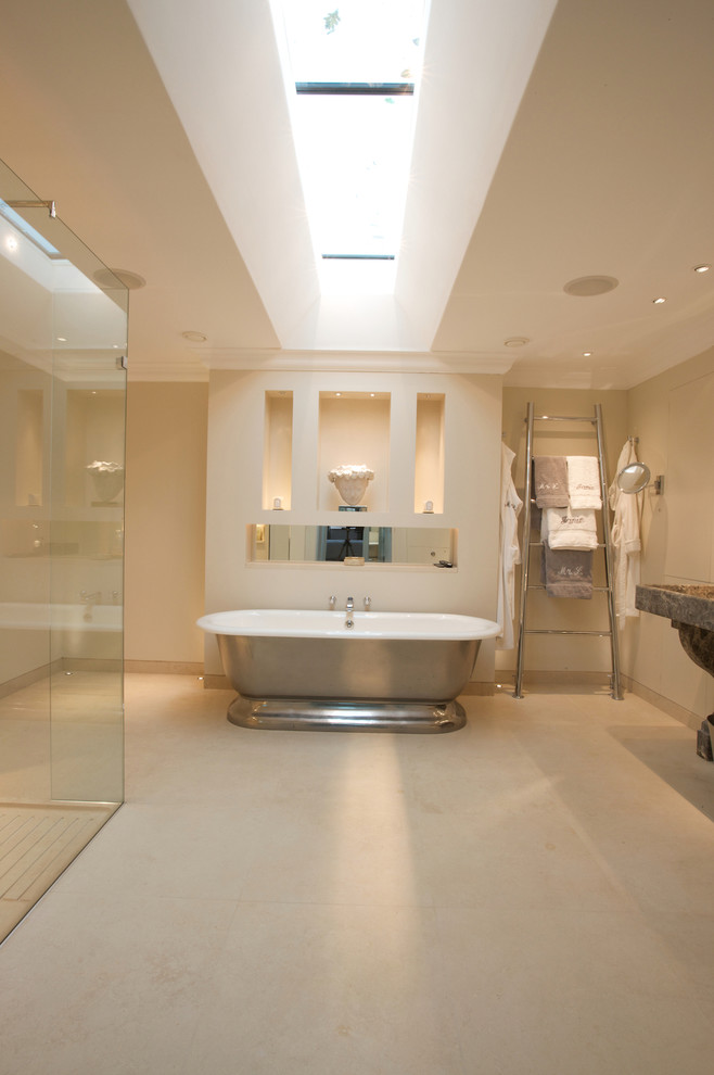 Immagine di una stanza da bagno minimalista con pavimento in pietra calcarea