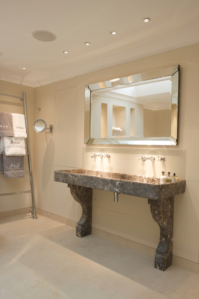 Diseño de cuarto de baño minimalista con baldosas y/o azulejos de piedra y suelo de piedra caliza