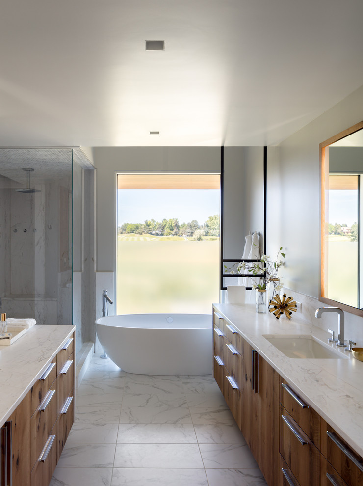 Aménagement d'une grande salle de bain principale contemporaine en bois brun avec un placard à porte plane, une douche d'angle, un mur gris, un sol en marbre, un lavabo intégré, un sol blanc et une cabine de douche à porte battante.