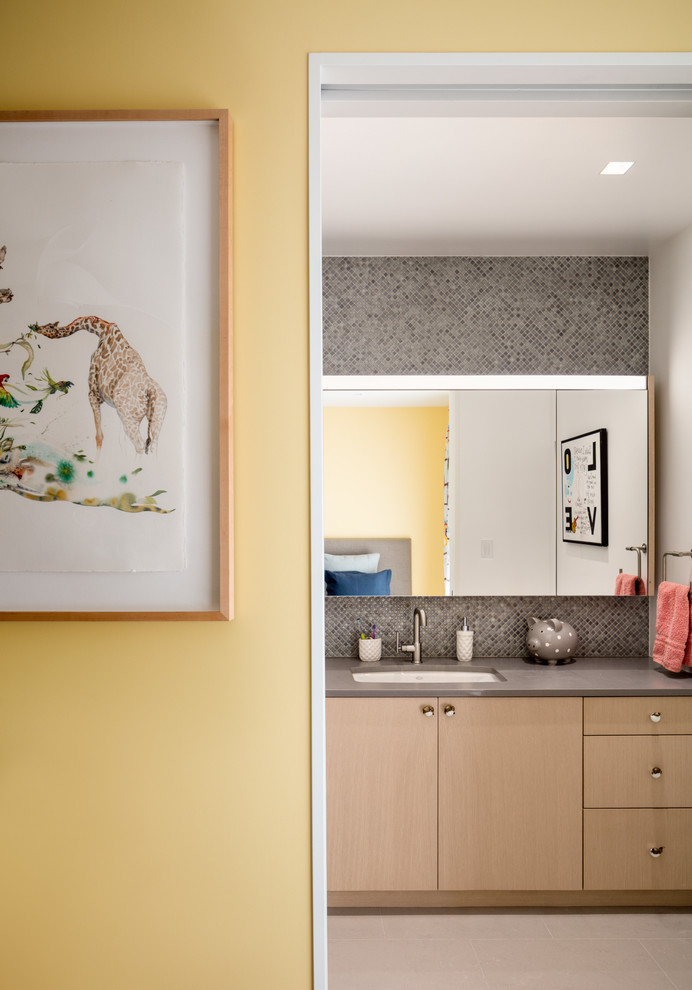 Foto de cuarto de baño infantil contemporáneo de tamaño medio con armarios con paneles lisos, puertas de armario de madera clara y paredes beige