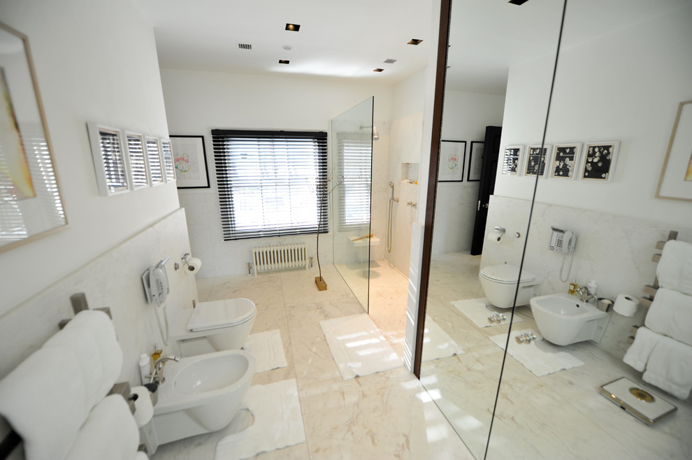 На фото: ванная комната с отдельно стоящей ванной, угловым душем, плиткой из листового камня, белыми стенами, мраморным полом и мраморной столешницей