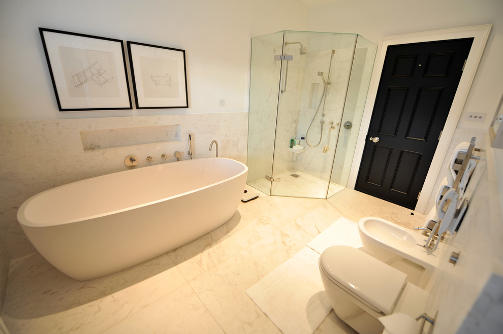 Inspiration pour une salle de bain avec une baignoire indépendante, une douche d'angle, un mur blanc, un sol en marbre, un plan de toilette en marbre et des dalles de pierre.