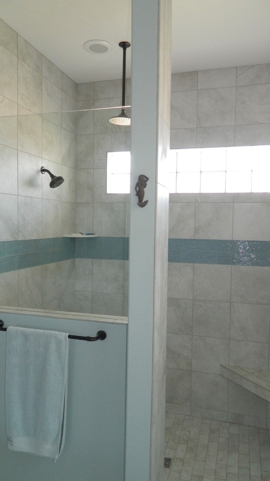 На фото: главная ванная комната среднего размера в стиле неоклассика (современная классика) с открытым душем, серой плиткой, керамической плиткой и открытым душем с