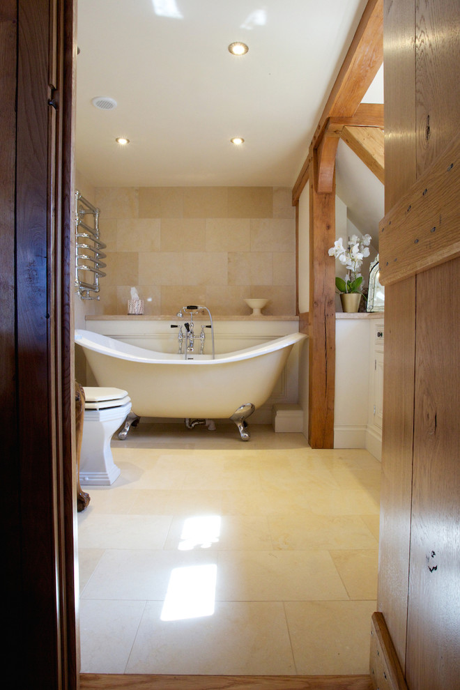 Foto de cuarto de baño campestre con suelo de piedra caliza