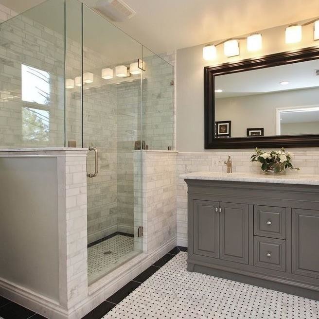 Idéer för mellanstora vintage en-suite badrum, med möbel-liknande, grå skåp, en dusch i en alkov, en toalettstol med separat cisternkåpa, grå kakel, stenkakel, beige väggar, marmorgolv, ett undermonterad handfat, marmorbänkskiva, flerfärgat golv och dusch med gångjärnsdörr