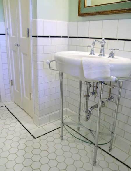 Foto på ett mellanstort vintage badrum med dusch, med vit kakel, keramikplattor, klinkergolv i keramik, ett badkar med tassar, en toalettstol med separat cisternkåpa, gröna väggar, ett piedestal handfat och flerfärgat golv