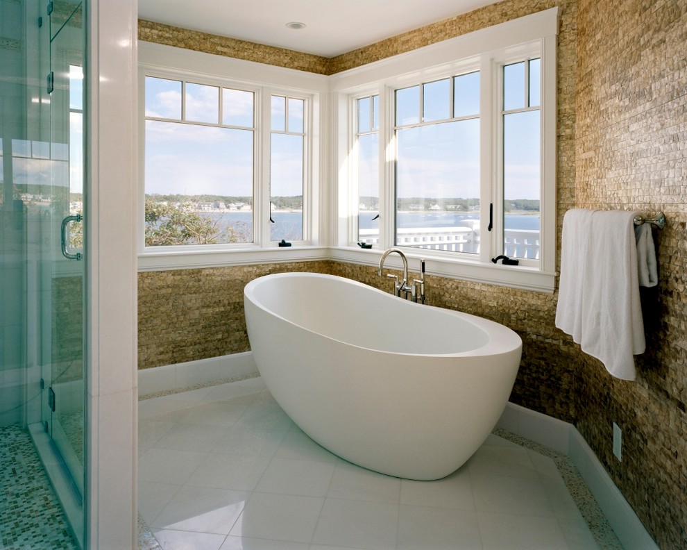 Idee per una stanza da bagno minimal con vasca freestanding e pareti marroni