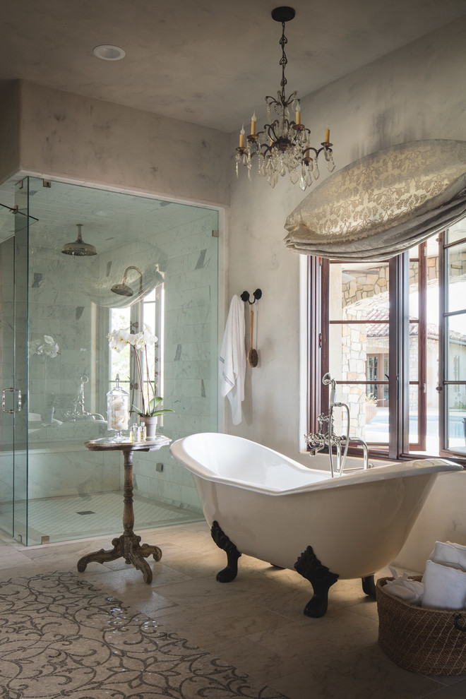 Immagine di una stanza da bagno mediterranea con porta doccia a battente