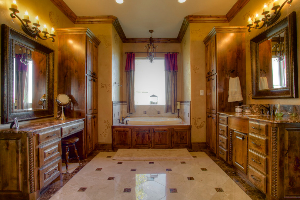 Foto di una stanza da bagno padronale mediterranea con ante in legno scuro, top in granito e pareti beige