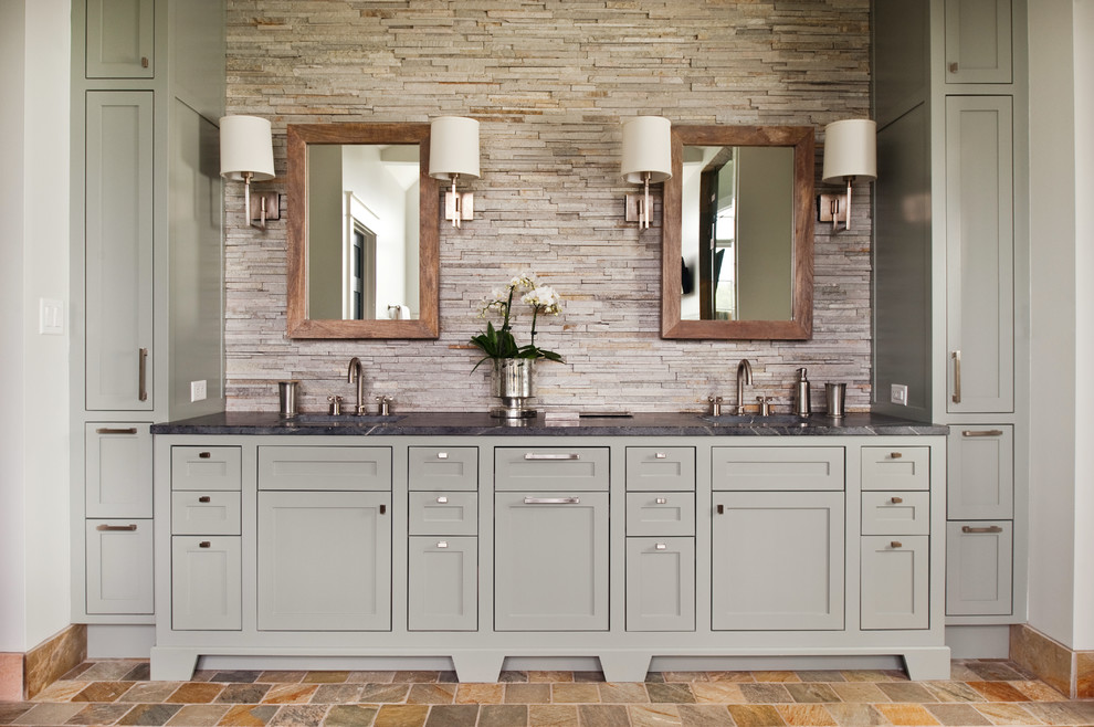 Immagine di una stanza da bagno classica con ante in stile shaker, ante grigie, piastrelle beige, piastrelle in pietra e top in saponaria