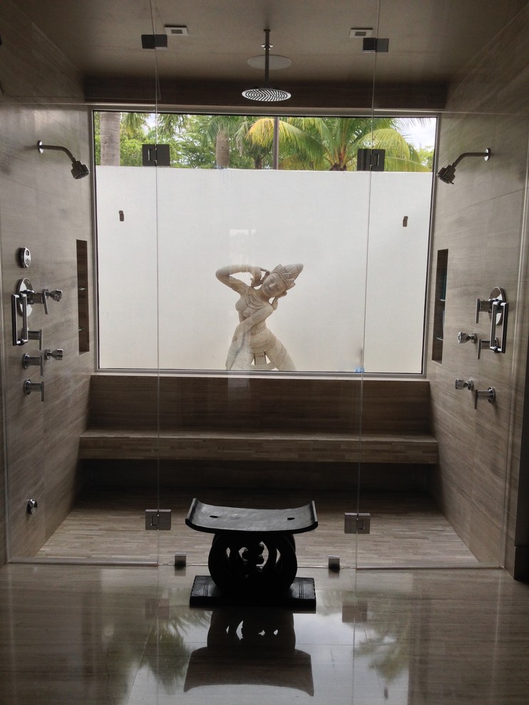На фото: большая баня и сауна в современном стиле с мраморной столешницей, серой плиткой, каменной плиткой, серыми стенами и мраморным полом с