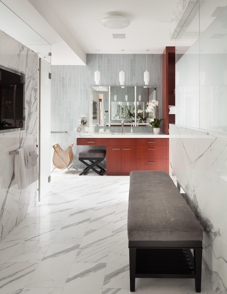 Ispirazione per una stanza da bagno minimalista con ante lisce, ante in legno scuro, lastra di pietra, pareti bianche, pavimento in marmo, top in marmo e pavimento bianco