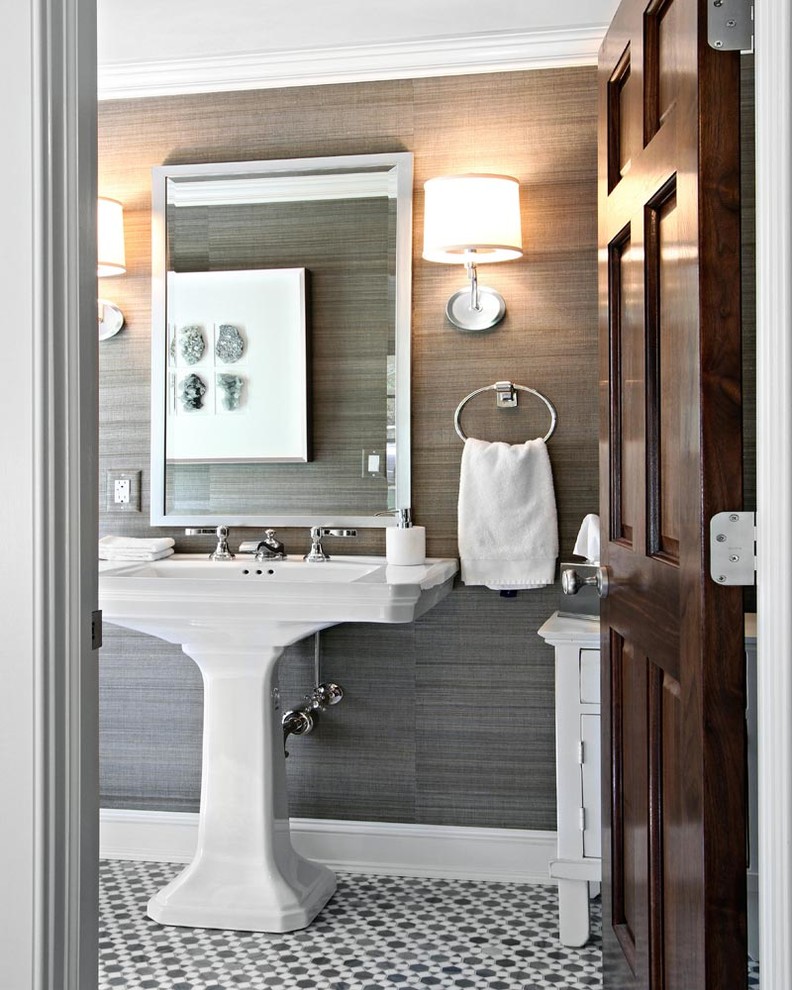 Mittelgroßes Modernes Duschbad mit Sockelwaschbecken, Mosaik-Bodenfliesen, weißen Schränken, schwarz-weißen Fliesen, Mosaikfliesen und grauer Wandfarbe in New York