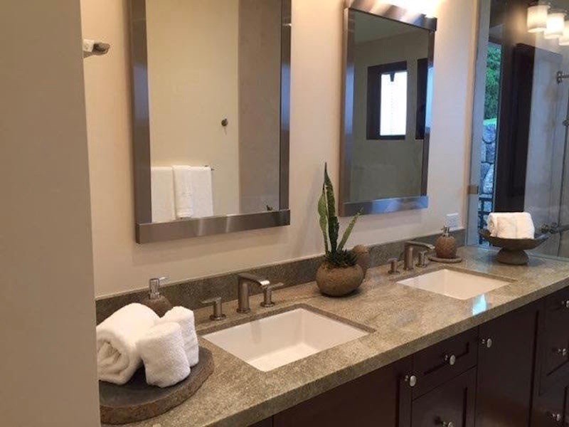 Foto di una stanza da bagno padronale tradizionale di medie dimensioni con ante in stile shaker, ante in legno bruno, pareti beige, lavabo sottopiano e top in granito