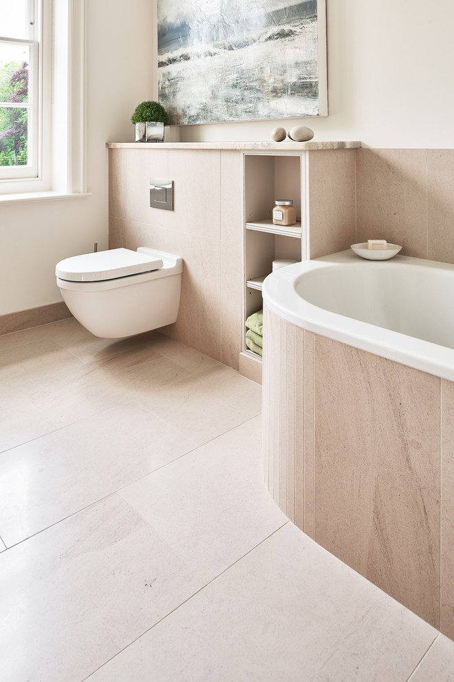 Пример оригинального дизайна: ванная комната в стиле модернизм с полом из известняка