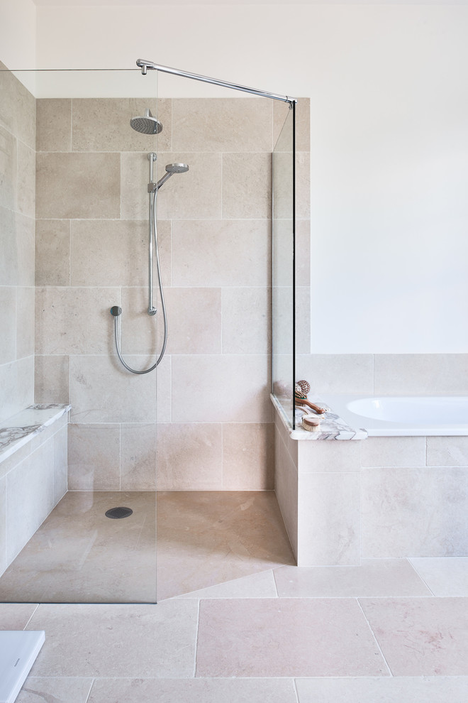 Ejemplo de cuarto de baño moderno con suelo de piedra caliza