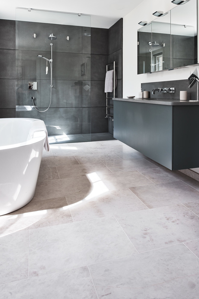 Пример оригинального дизайна: ванная комната в стиле модернизм с полом из известняка