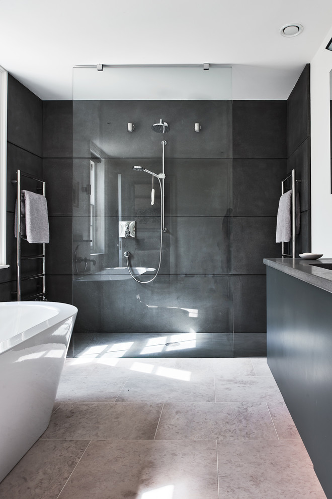 Imagen de cuarto de baño minimalista con suelo de piedra caliza