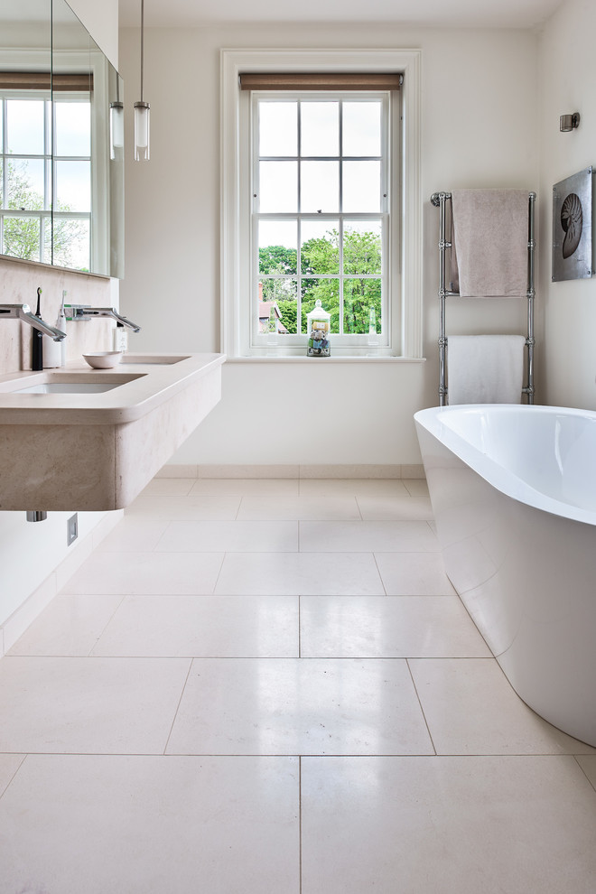 Idee per una stanza da bagno contemporanea con pavimento in pietra calcarea