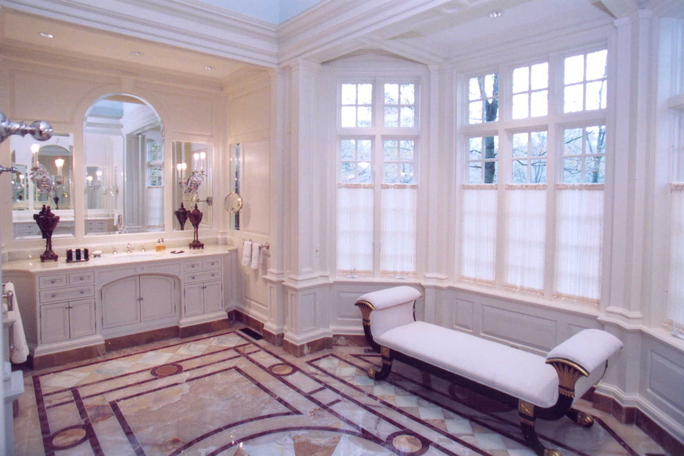 Идея дизайна: главная ванная комната в классическом стиле с фасадами с утопленной филенкой, белыми фасадами, полновстраиваемой ванной, двойным душем, унитазом-моноблоком, белыми стенами, врезной раковиной, мраморной столешницей, синим полом, душем с распашными дверями и мраморным полом