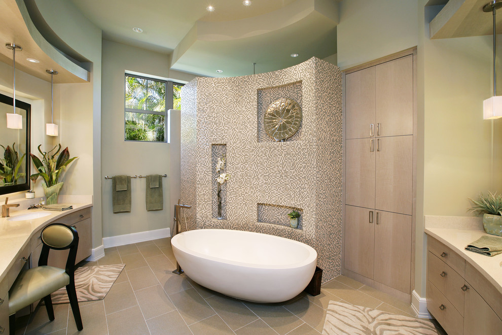Пример оригинального дизайна: ванная комната в современном стиле с отдельно стоящей ванной и душем в нише