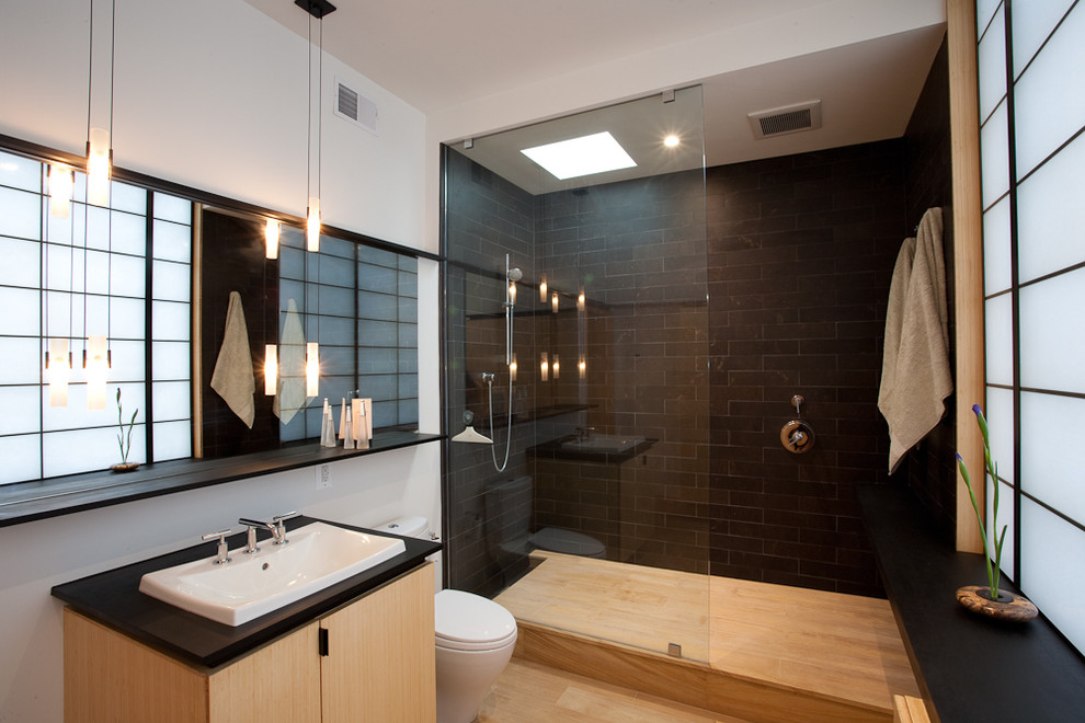 Пример оригинального дизайна: ванная комната в восточном стиле с накладной раковиной, открытым душем и открытым душем