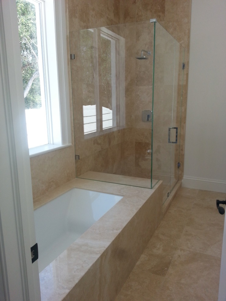Inspiration för mellanstora moderna badrum, med ett undermonterat badkar, en öppen dusch, beige kakel, stenkakel, beige väggar och travertin golv