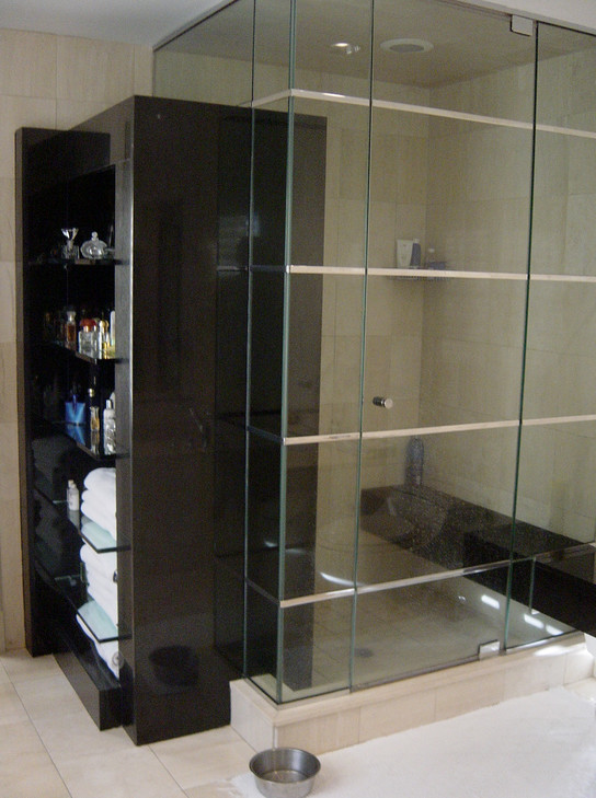 Exempel på ett modernt en-suite badrum, med en hörndusch, beige väggar och klinkergolv i keramik