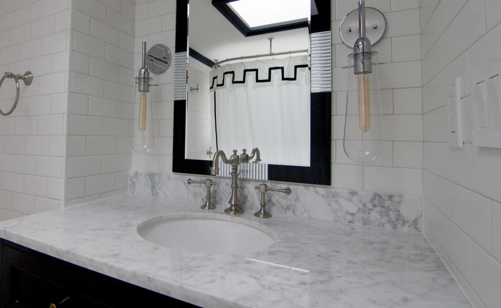 ニューヨークにあるお手頃価格の小さなトランジショナルスタイルのおしゃれなバスルーム (浴槽なし) (インセット扉のキャビネット、造り付け洗面台) の写真