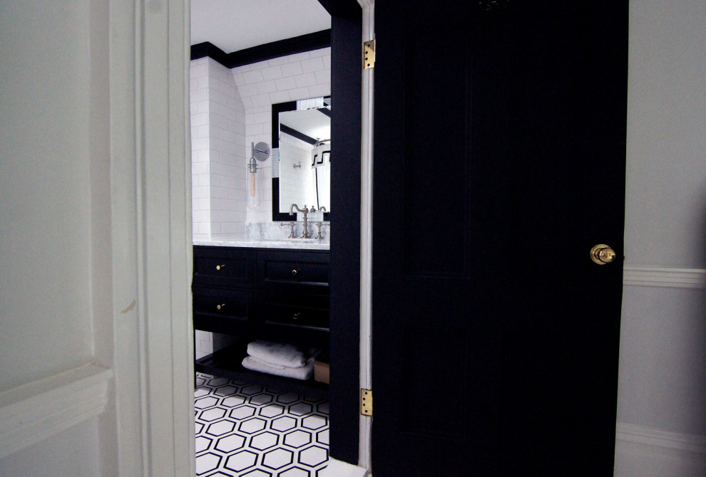 На фото: главная ванная комната среднего размера в стиле неоклассика (современная классика) с напольной тумбой