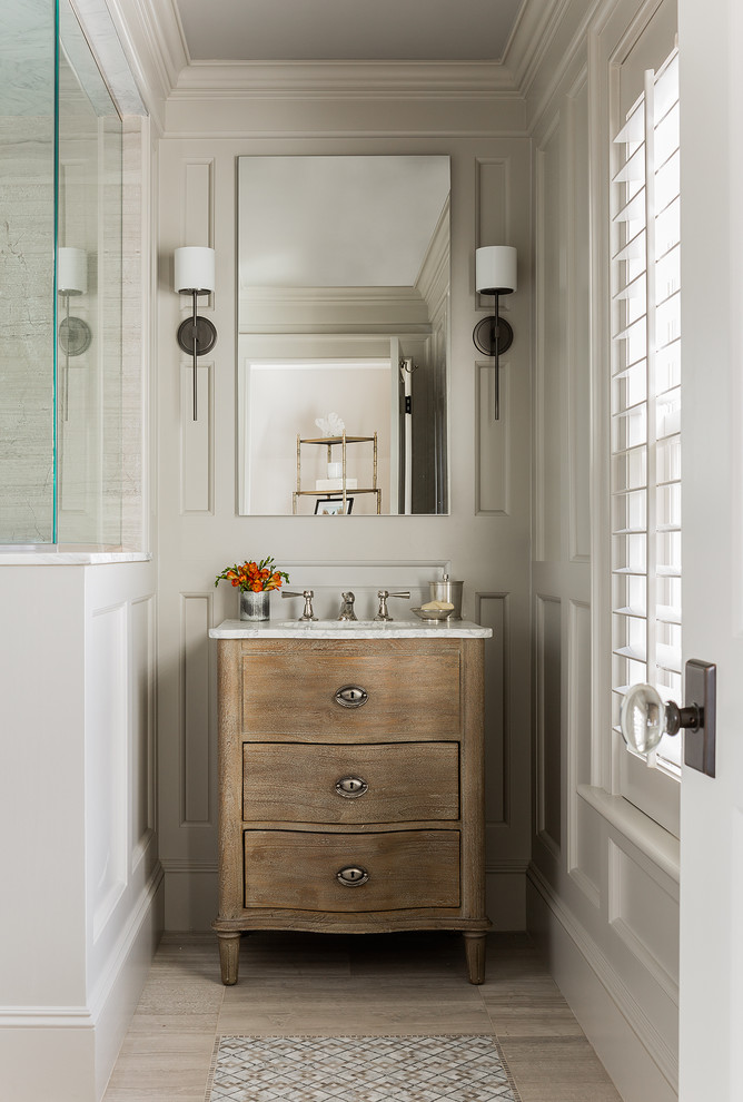 Bild på ett litet vintage badrum med dusch, med ett undermonterad handfat, marmorbänkskiva, travertin golv, skåp i mellenmörkt trä, en hörndusch, grå väggar och släta luckor