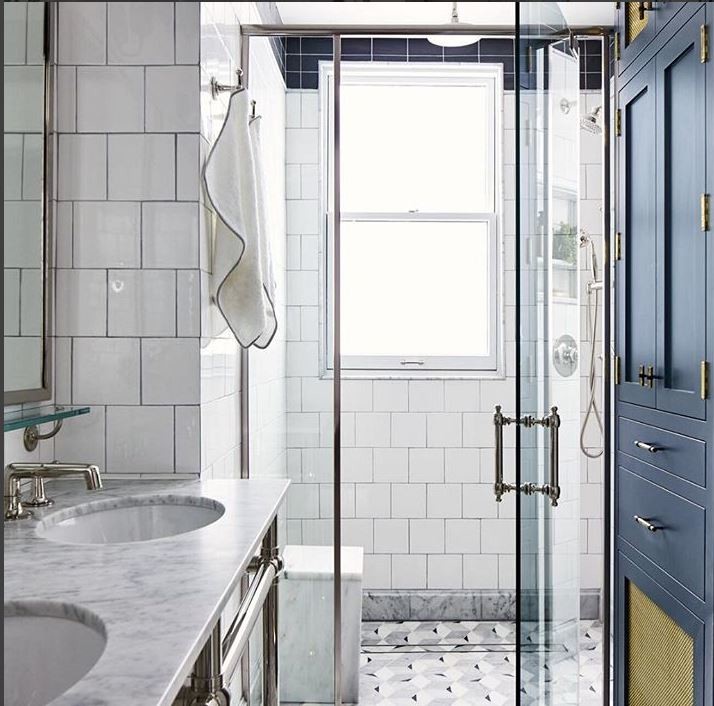 Foto di una stanza da bagno padronale tradizionale con doccia a filo pavimento, piastrelle bianche, piastrelle in ceramica, pavimento in marmo, lavabo a consolle, top in marmo e top grigio