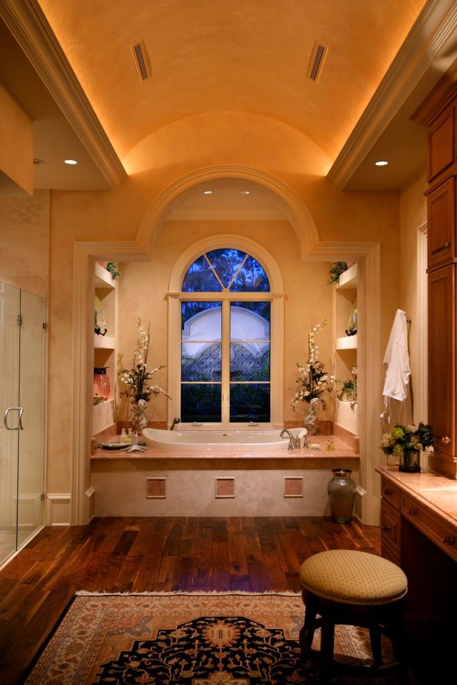 На фото: главная ванная комната в средиземноморском стиле с накладной ванной с