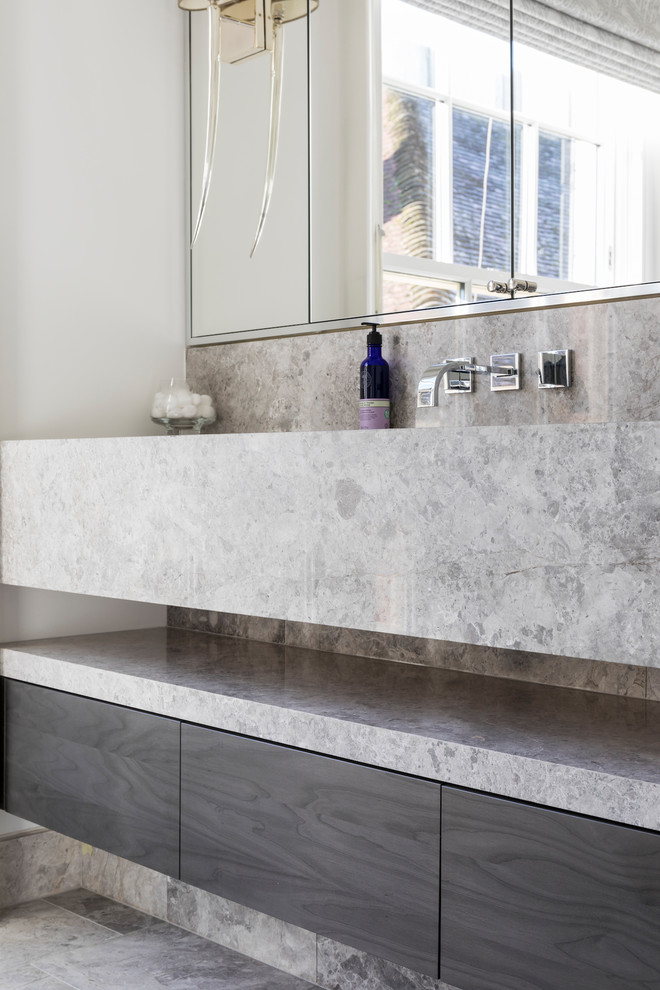Idee per una stanza da bagno minimal con piastrelle grigie, piastrelle di marmo, pareti grigie, pavimento in marmo e pavimento grigio