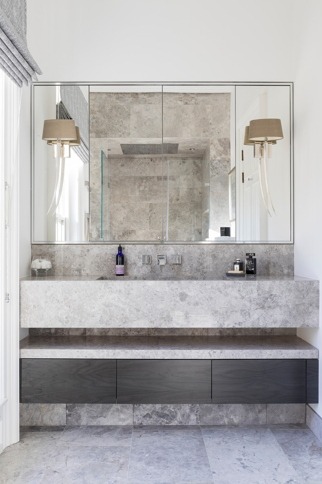 Inredning av ett modernt badrum, med grå kakel, marmorkakel, grå väggar, marmorgolv och grått golv