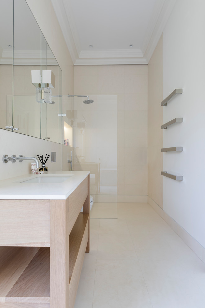 Immagine di una stanza da bagno design con piastrelle di pietra calcarea, pavimento in pietra calcarea, top in pietra calcarea e pavimento beige