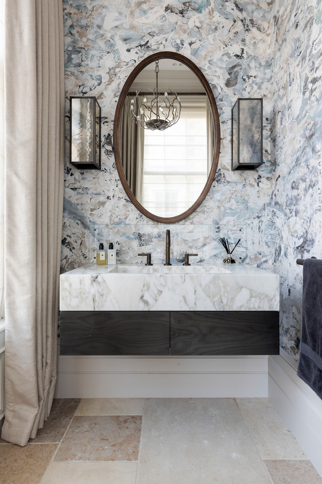 Bild på ett stort funkis badrum, med grå väggar, flerfärgad kakel, marmorkakel, ett väggmonterat handfat och marmorbänkskiva