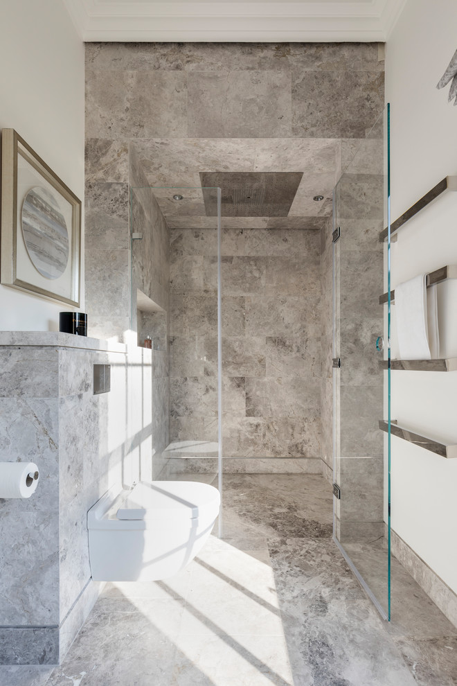 Пример оригинального дизайна: ванная комната в современном стиле с серой плиткой, мраморной плиткой, серыми стенами, мраморным полом, серым полом, душем без бортиков и инсталляцией