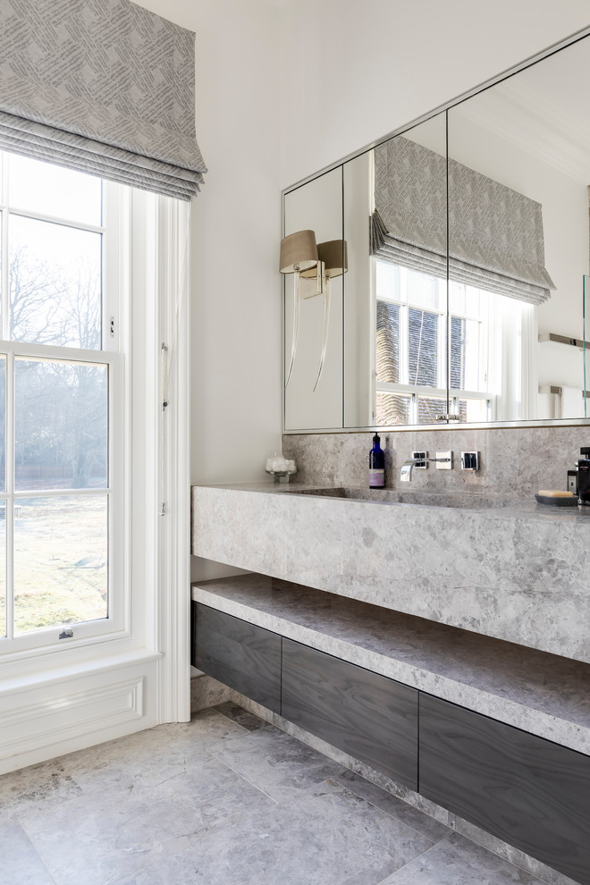 Foto di una stanza da bagno minimal con piastrelle grigie, piastrelle di marmo, pareti grigie, pavimento in marmo e pavimento grigio