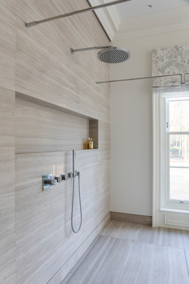 Стильный дизайн: ванная комната в современном стиле с плиткой из известняка, полом из известняка, столешницей из известняка и серым полом - последний тренд
