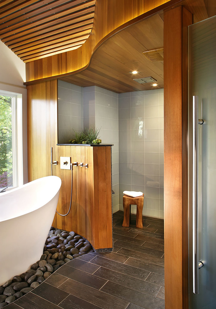 Modern inredning av ett stort badrum för barn, med ett fristående badkar, en öppen dusch, brun kakel och keramikplattor