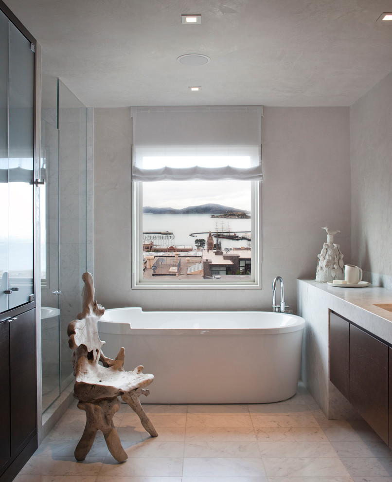 Idee per una stanza da bagno contemporanea con ante lisce, ante in legno bruno e vasca freestanding