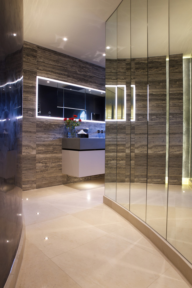 Modernes Badezimmer mit Kalkstein und Marmorfliesen in London