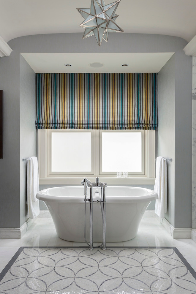 Свежая идея для дизайна: большая главная ванная комната в классическом стиле с отдельно стоящей ванной, мраморным полом и серыми стенами - отличное фото интерьера