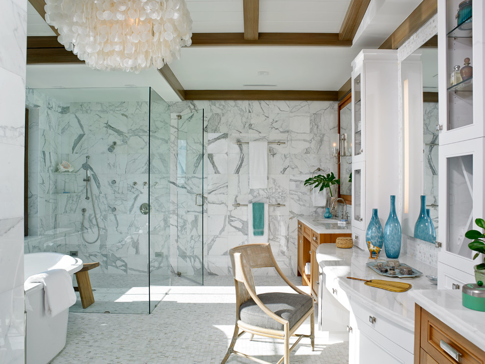 Стильный дизайн: ванная комната в морском стиле с фасадами с утопленной филенкой, врезной раковиной, фасадами цвета дерева среднего тона, отдельно стоящей ванной, душем в нише, белой плиткой и полом из мозаичной плитки - последний тренд