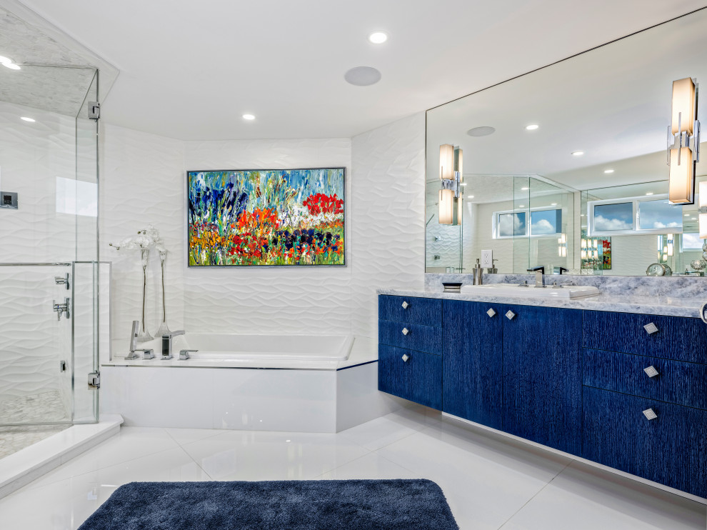Пример оригинального дизайна: ванная комната в современном стиле с плоскими фасадами, синими фасадами, накладной ванной, белой плиткой, накладной раковиной, белым полом, белой столешницей, тумбой под одну раковину и подвесной тумбой